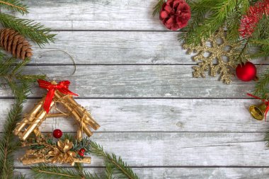 Yılbaşı süsleri çam dalları.