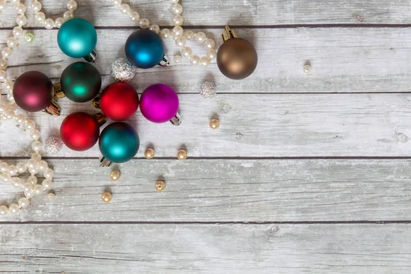 Разноцветные рождественские балы — стоковое фото