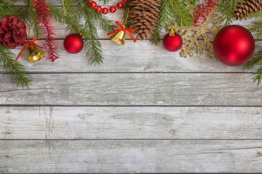 Yılbaşı süsleri çam dalları.