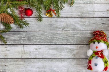 Yılbaşı süsleri çam dalları.