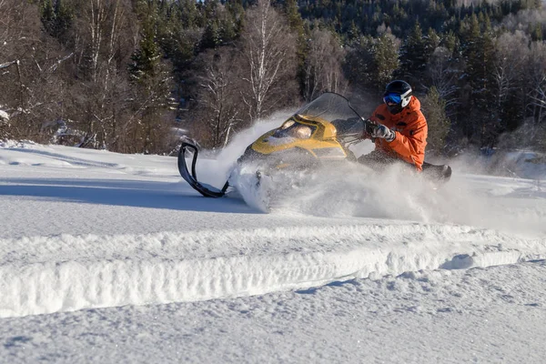 Atleta en una moto de nieve —  Fotos de Stock