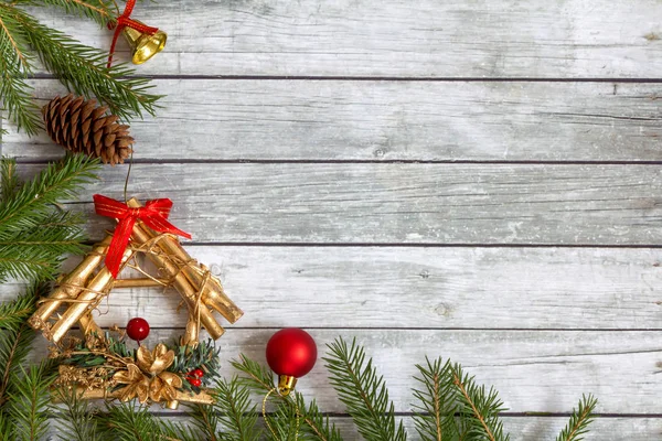 Ramas de abeto con decoraciones de Navidad . —  Fotos de Stock