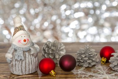 Masadaki kardan adam.