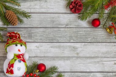 Yılbaşı süsleri çam dalları.