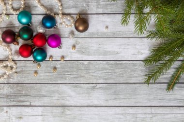 Yılbaşı süsleri çam dalları.