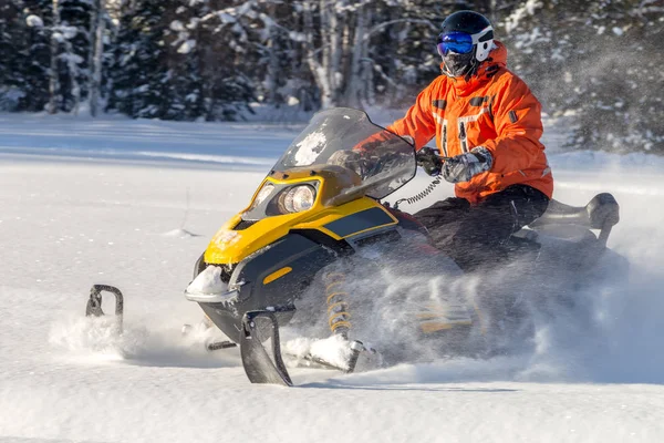 Kar motosikletinde bir atlet