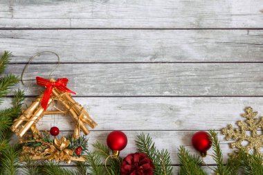 Yılbaşı süsleri çam dalları.