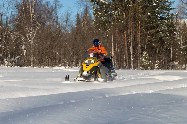 Atleta em uma moto de neve — Fotografia de Stock