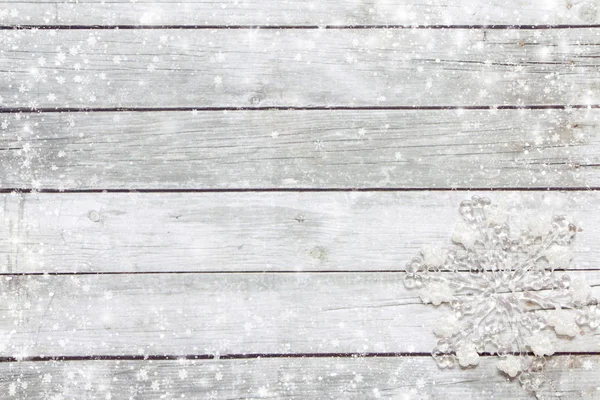 Copos de nieve sobre un fondo de madera . — Foto de Stock