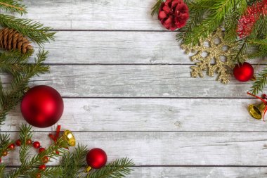 Yılbaşı süsleri çam dalları.