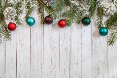 Yılbaşı süsleri çam dalları.