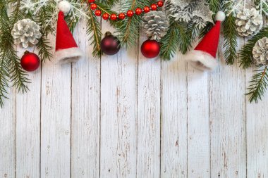 Yılbaşı süsleri çam dalları.