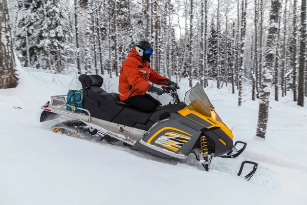 Kar motosikletinde bir atlet.