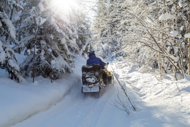 Kar motosikletinde bir atlet.