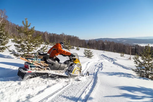 Atleta su una motoslitta. — Foto Stock