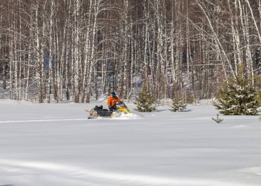 Kar motosikletinde bir atlet.