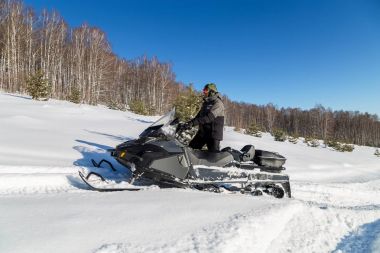 Kar motosikletinde bir atlet.