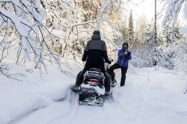 Atleta em uma moto de neve. — Fotografia de Stock