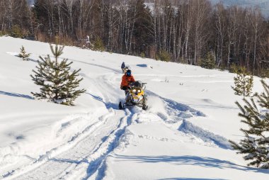 Kar motosikletinde bir atlet.