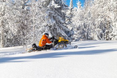 Kar motosikletinde bir atlet.