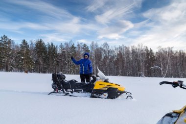 kadın üzerinde bir kar arabası