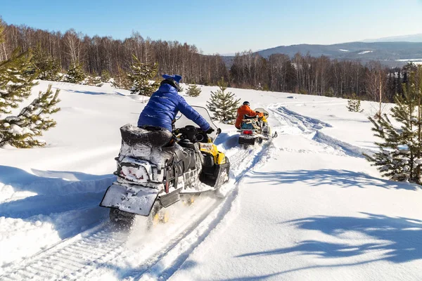 Atleta em uma moto de neve. — Fotografia de Stock