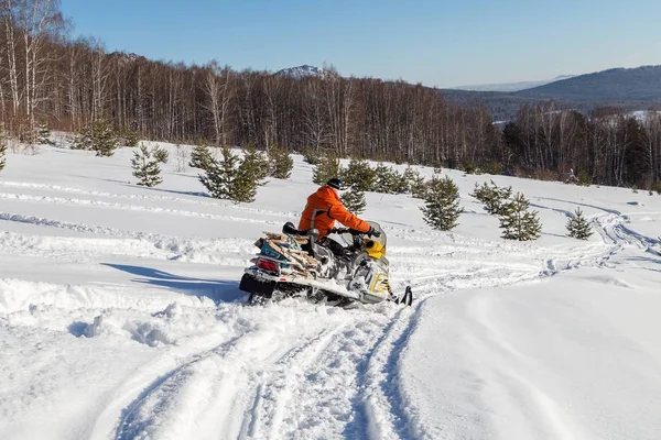 Atleta em uma moto de neve. — Fotografia de Stock