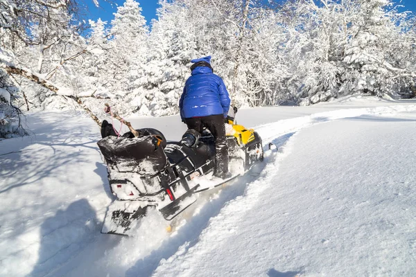 Mulher em um snowmobile — Fotografia de Stock