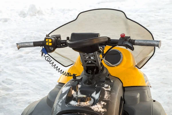 Bir kar motosikleti ile resim — Stok fotoğraf