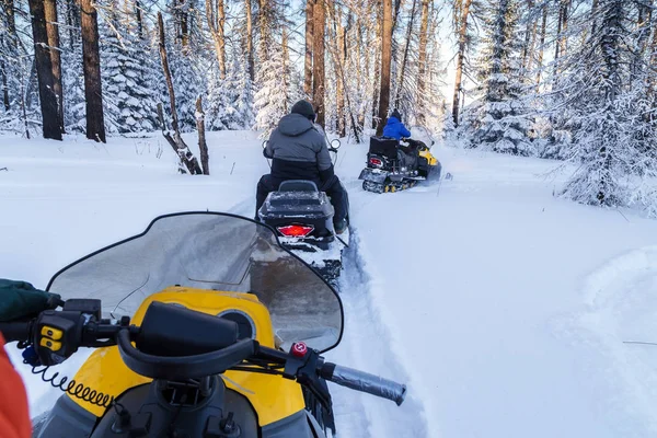 Αθλητές σε ένα snowmobile. — Φωτογραφία Αρχείου