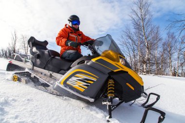 Kar motosikletinde bir atlet