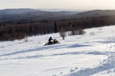 Kar motosikletinde bir atlet