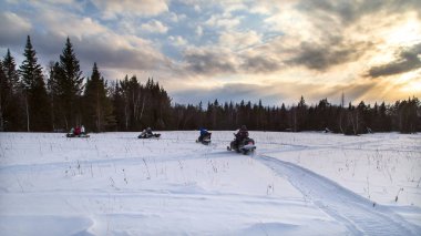 Sporcular üzerinde bir kar arabası
