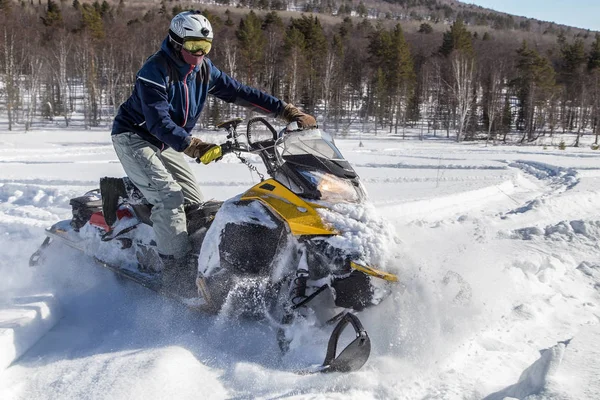 Atleta em uma moto de neve. — Fotografia de Stock