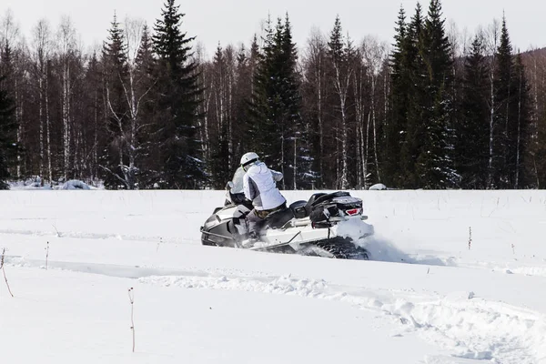 Mulher em um snowmobile — Fotografia de Stock