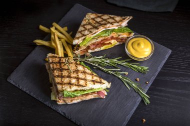 Bir sandviçle resim.