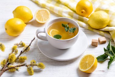 Çay eşliğinde görüntü.