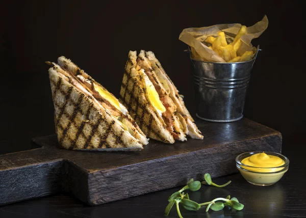 Bir sandviçle resim.