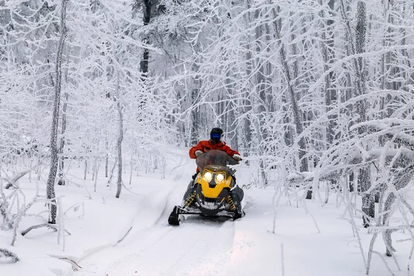 Sportler auf einem Schneemobil. — Stockfoto