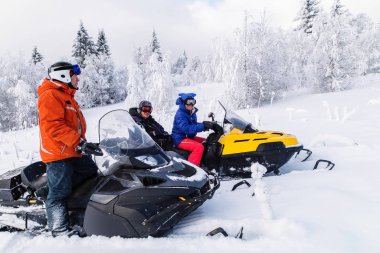 Sporcular üzerinde bir kar arabası.