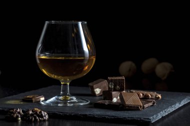 Çikolata ve konyaklı görüntü.