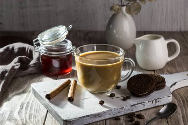 Sütlü ve tarçınlı kahve..