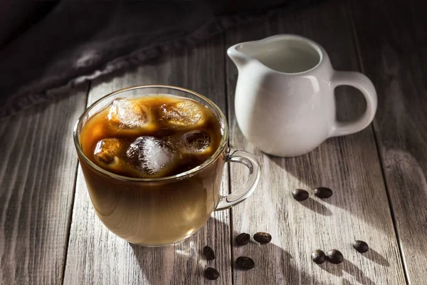 Kalter Kaffee Mit Eis Und Sahne Auf Einem Holztisch — Stockfoto
