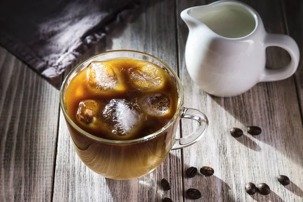 Soğuk Kahve Krema Ahşap Bir Masada — Stok fotoğraf