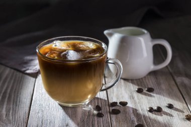 Soğuk kahve ve krema ahşap bir masada..