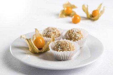 Ev yapımı sağlıklı havuç ve hindistan cevizli fındık topları..