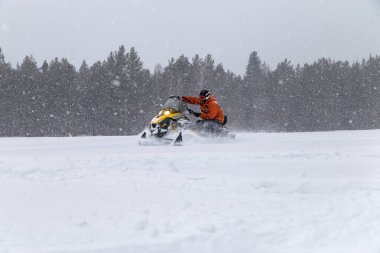 Kar motosikletinde bir atlet.