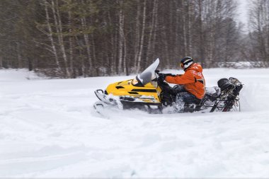 Kar motosikletinde bir atlet.