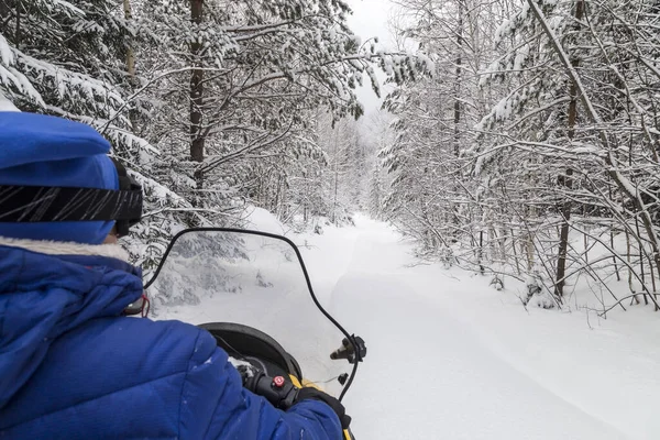 Sportler auf einem Schneemobil. — Stockfoto