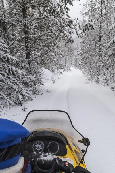 Idrottare på snöskoter. — Stockfoto